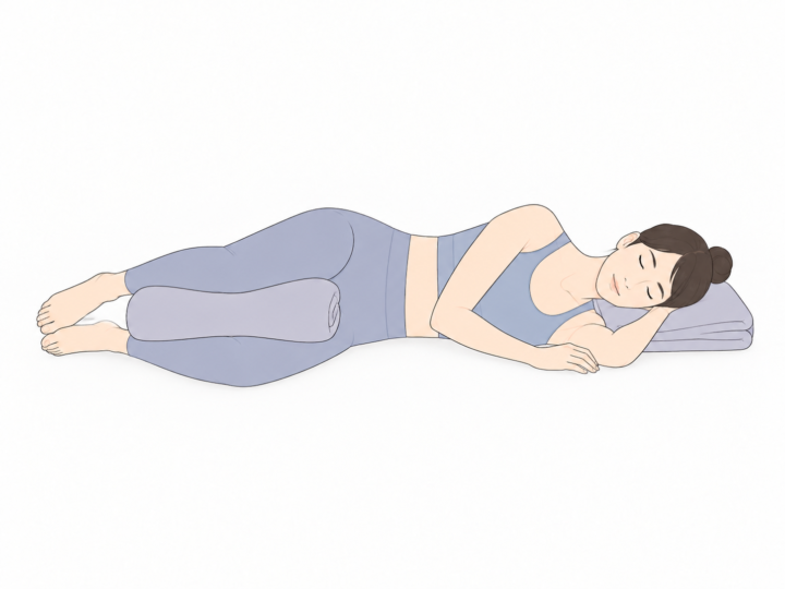 横向きのシャヴァーサナ（Side-Lying Savasana）のYogaTown教材イラスト